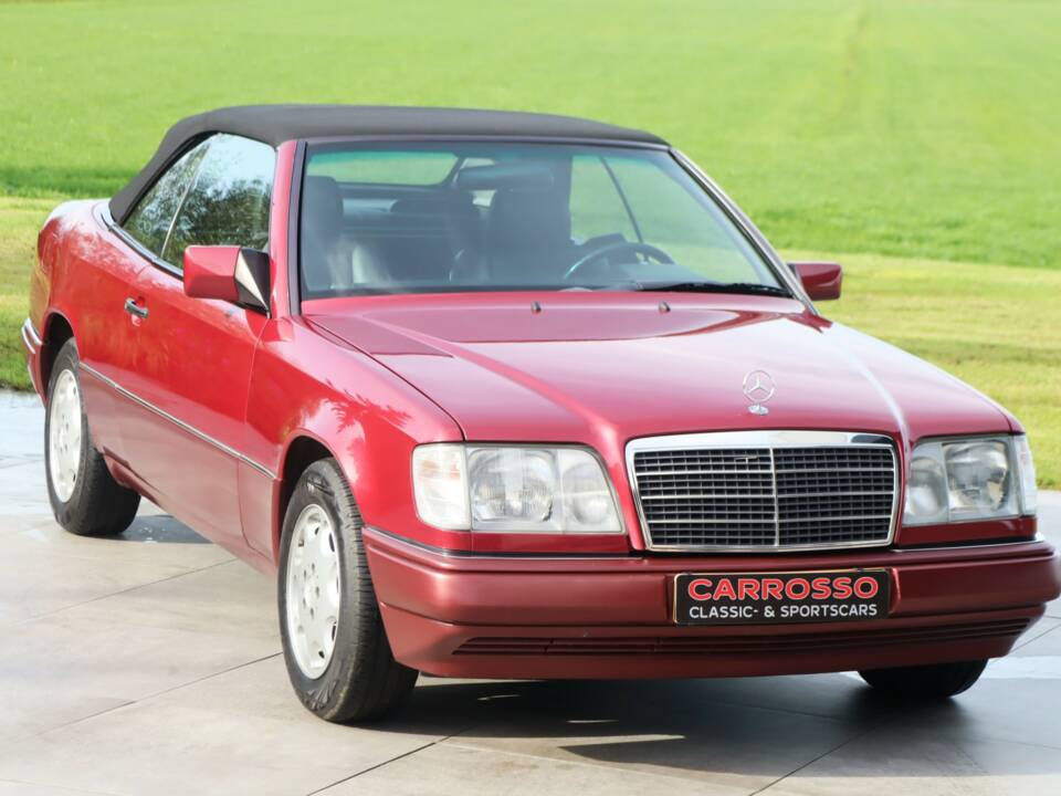 Image 23/50 of Mercedes-Benz E 220 (1994)