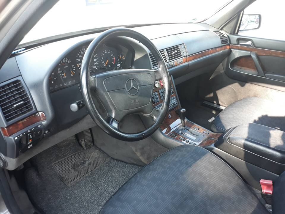Image 4/7 of Mercedes-Benz 300 SE (1992)