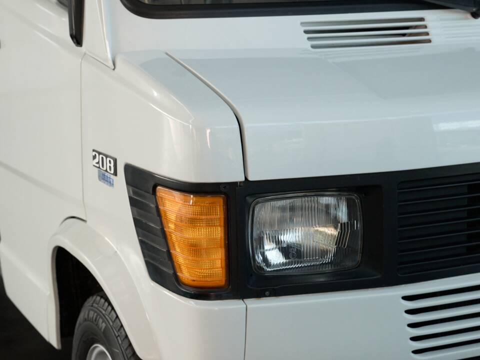 Image 19/43 of Mercedes-Benz T1 208 (1981)