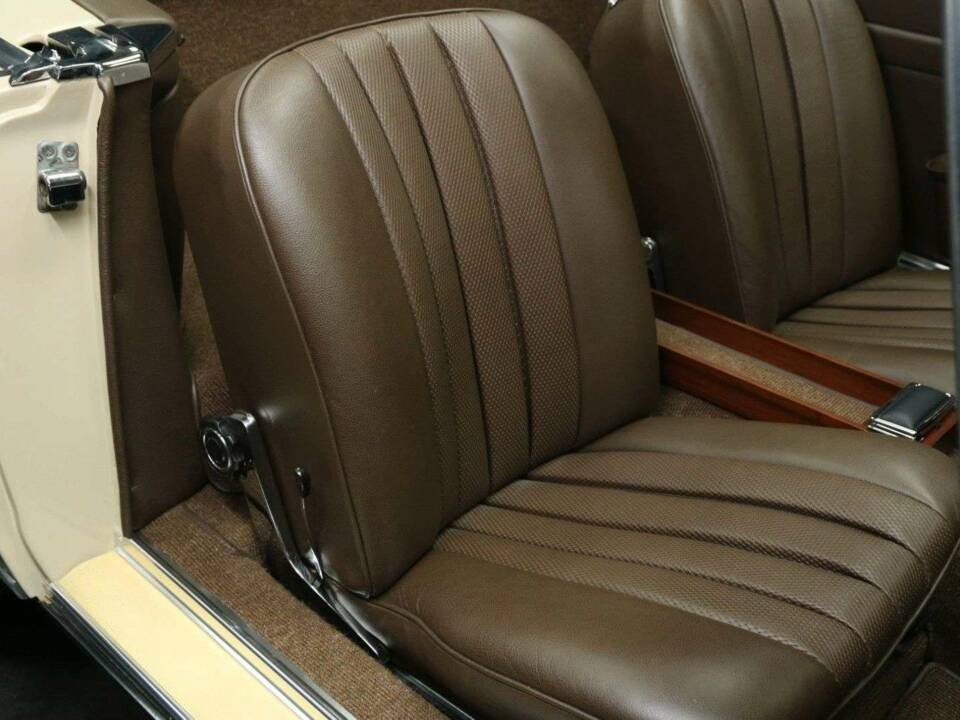Image 29/50 of Mercedes-Benz 230 SL (1967)