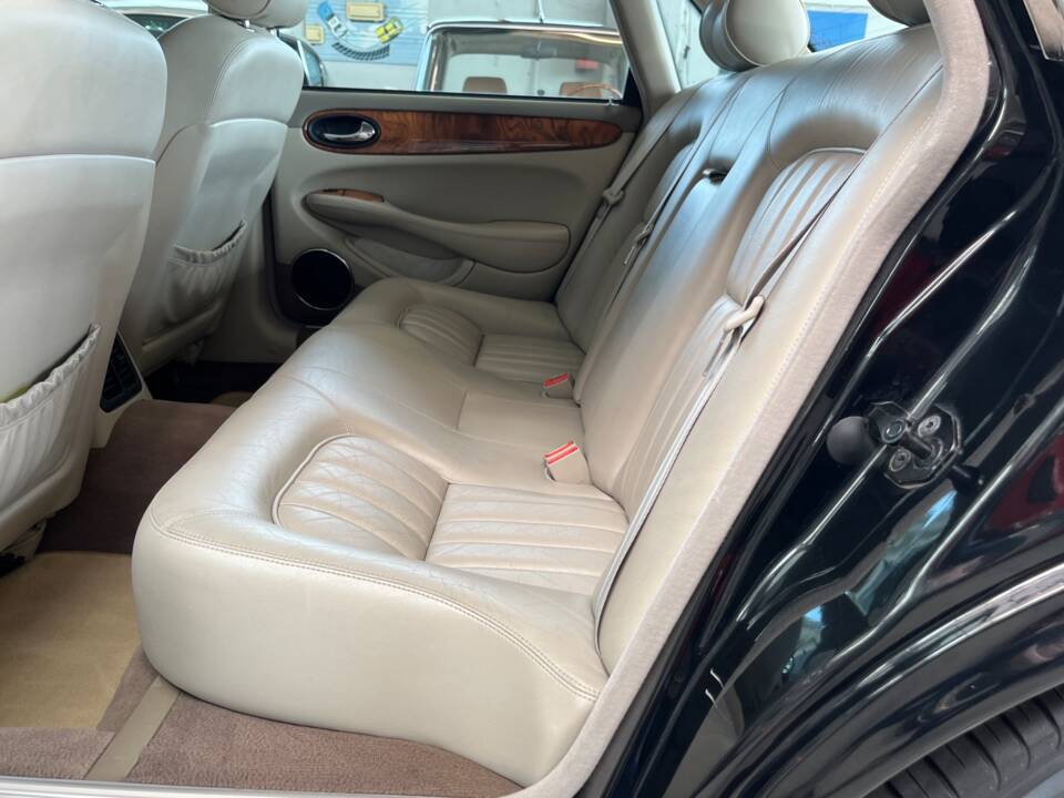 Image 41/50 of Jaguar XJ 8 Sovereign (2000)