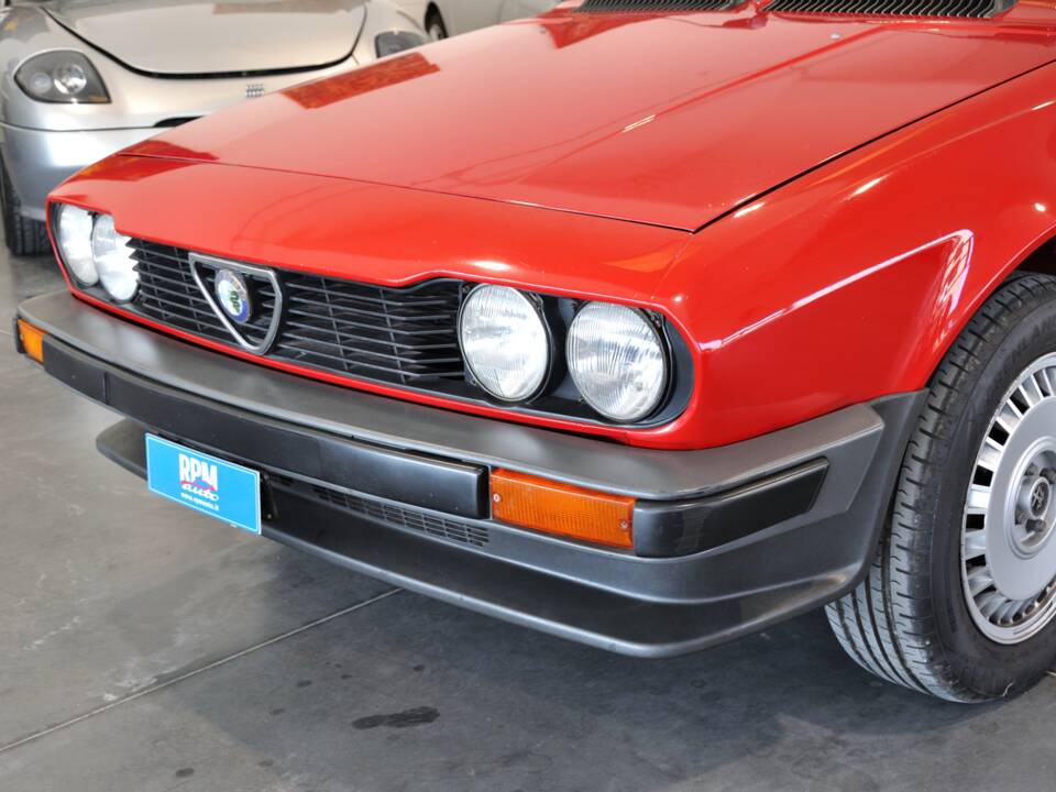 Image 14/28 of Alfa Romeo GTV 2.0 (1984)