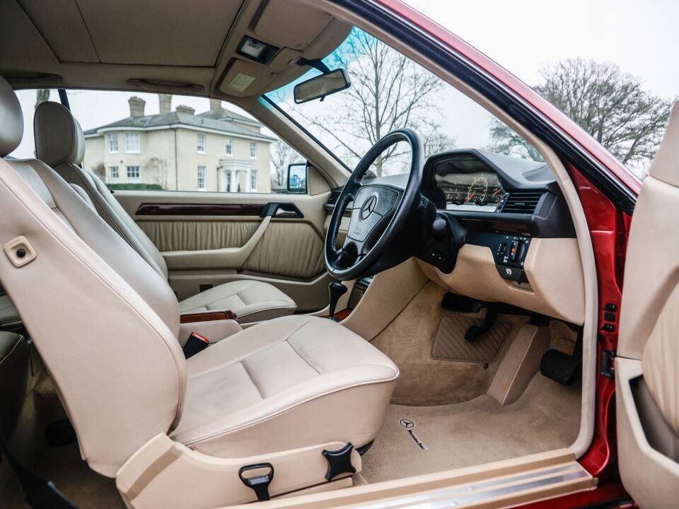 Immagine 22/47 di Mercedes-Benz E 220 (1995)