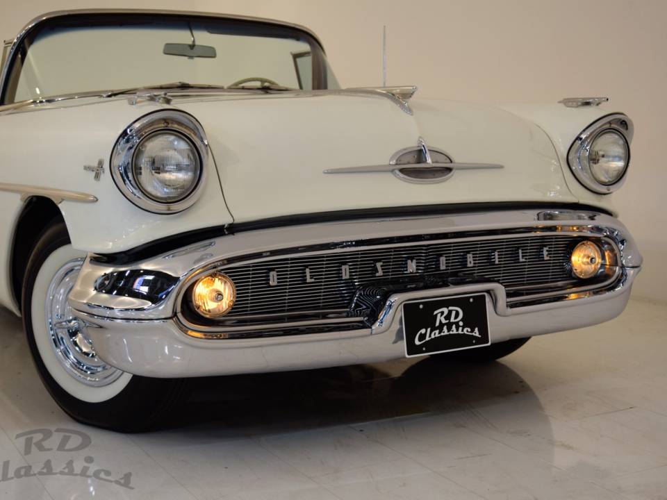 Image 43/50 of Oldsmobile Super 88 Convertible (1957)