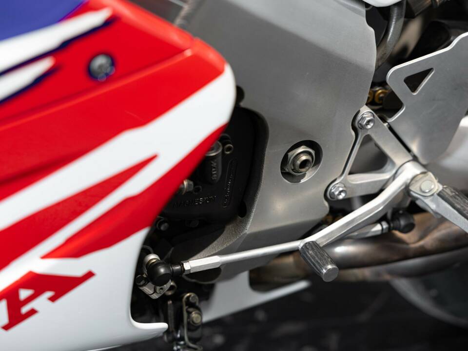 Image 14/42 de Honda RVF 750 (1994)