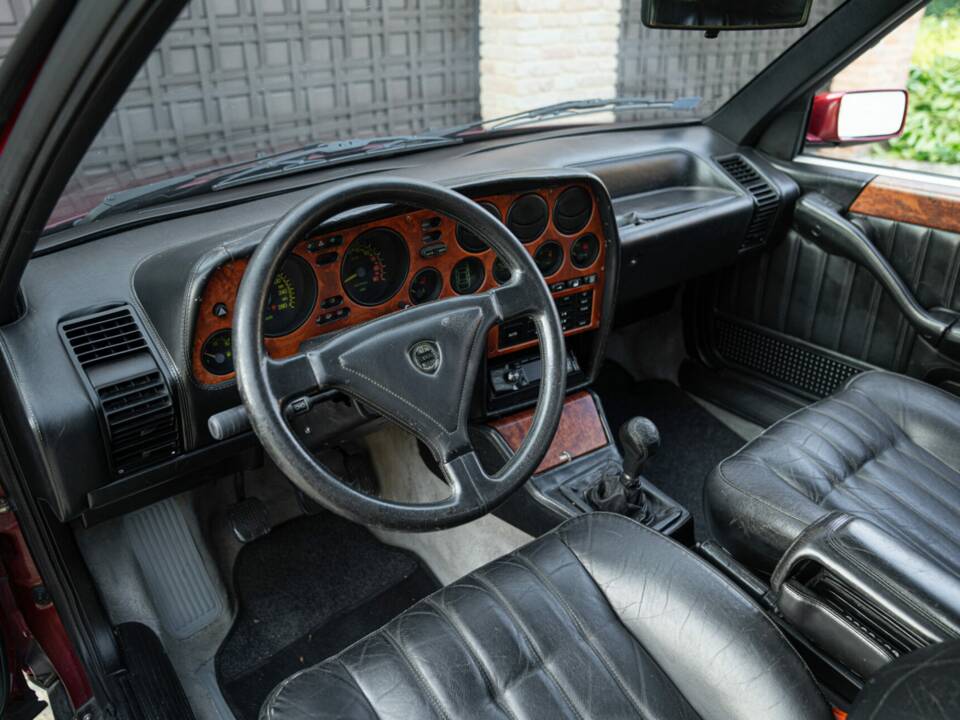 Image 35/50 of Lancia Thema 8.32 (1989)