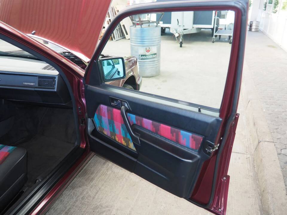 Image 79/137 of Mercedes-Benz 190 E 1.8 Avantgarde &quot;Rosso&quot; (1992)