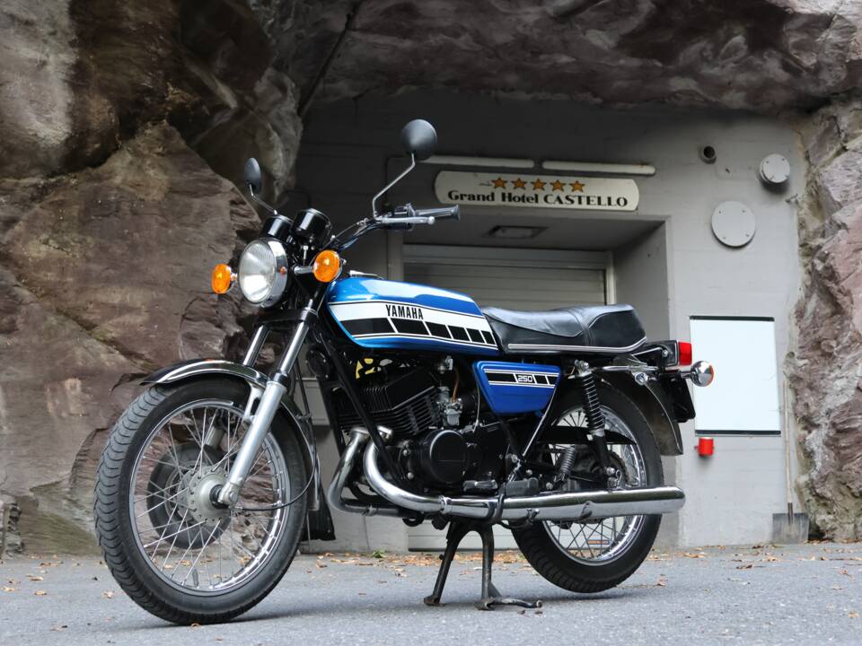 Image 30/33 of Yamaha RD 250 (1976)
