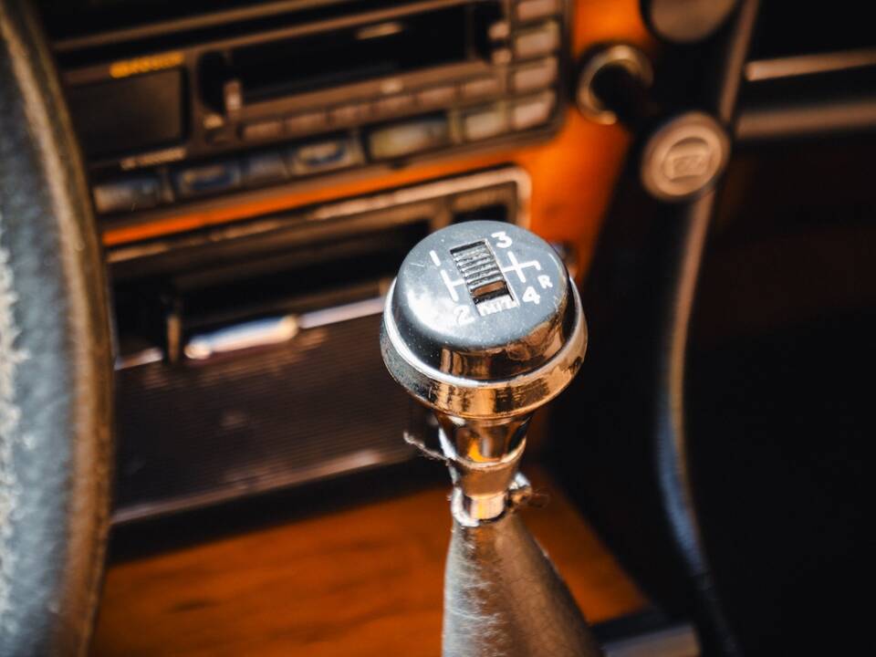 Image 22/26 of Triumph Stag (1976)