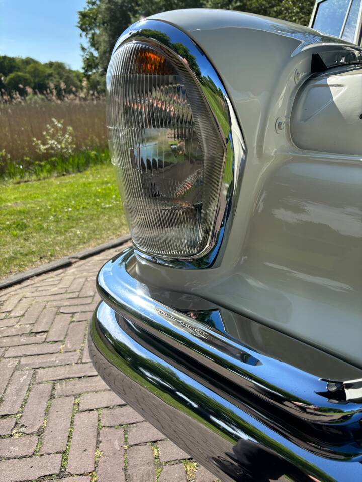Image 21/64 of Mercedes-Benz 220 S b (1965)