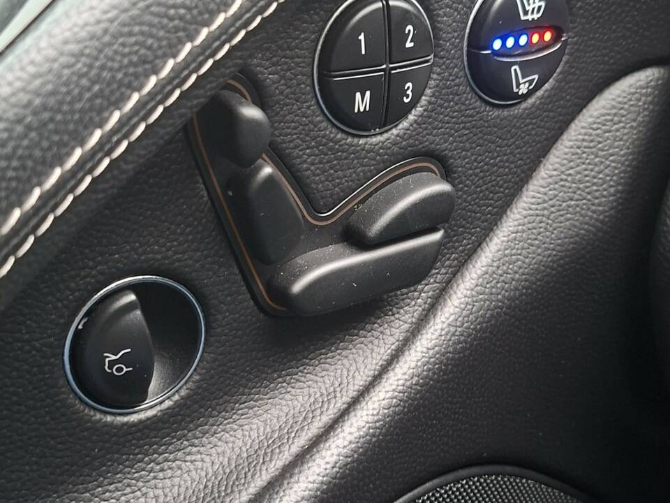 Image 13/30 of Mercedes-Benz SL 350 "Edition 50" (2004)