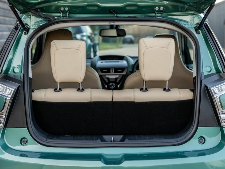 Image 11/50 of Aston Martin Cygnet (2013)