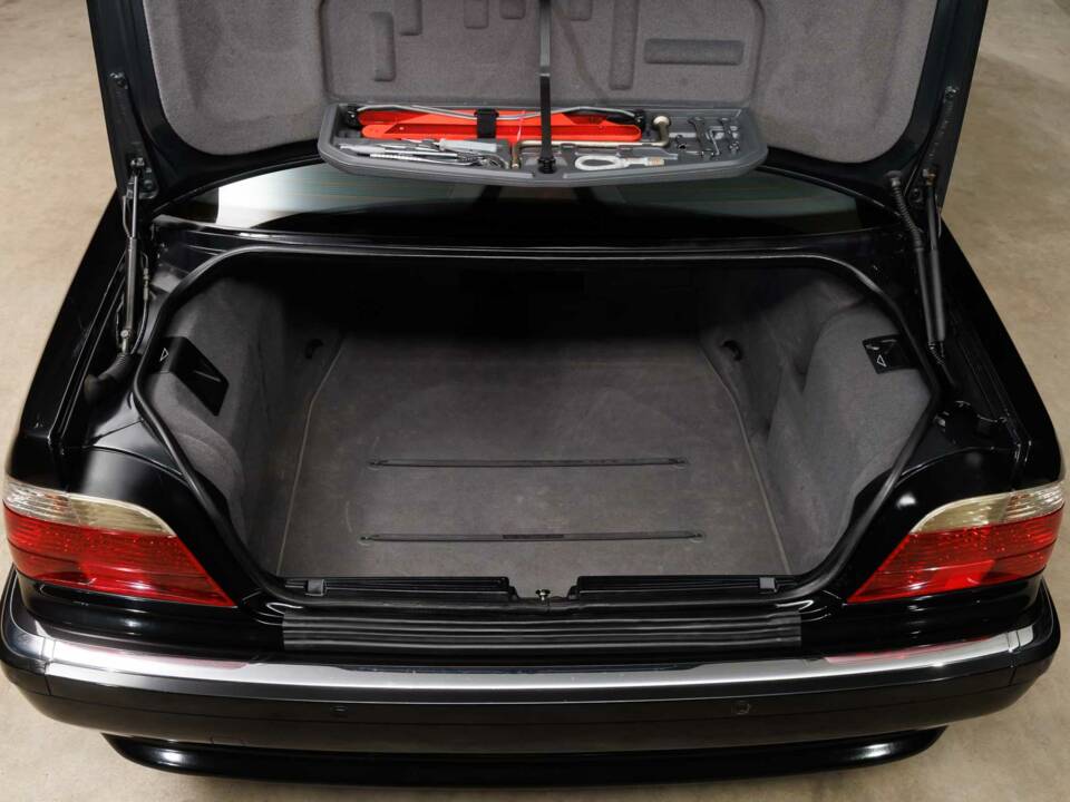 Bild 34/46 von BMW 750i (2000)