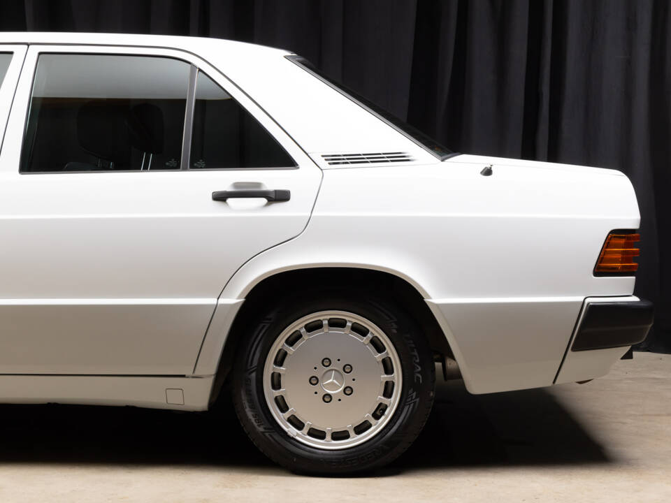 Image 27/78 de Mercedes-Benz 190 E 1.8 (1992)