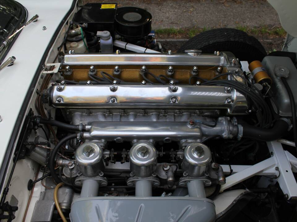 Image 15/18 of Jaguar E-Type 4.2 (1965)
