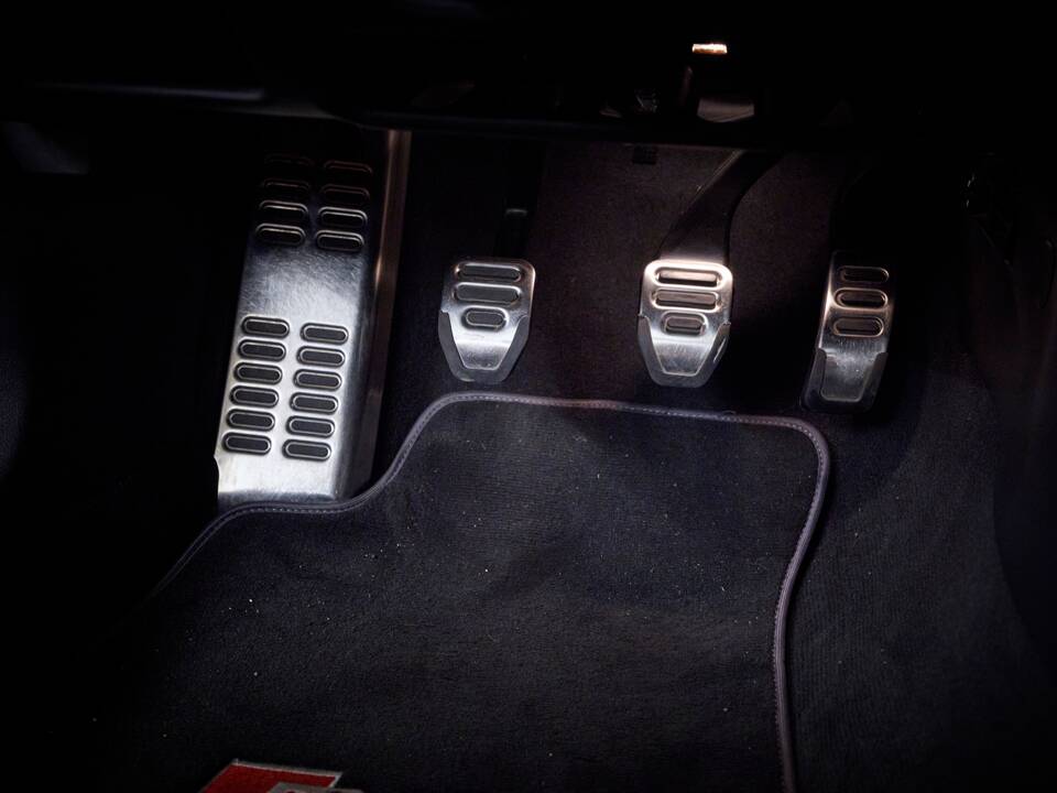 Image 86/95 of Audi RS4 Avant (2006)
