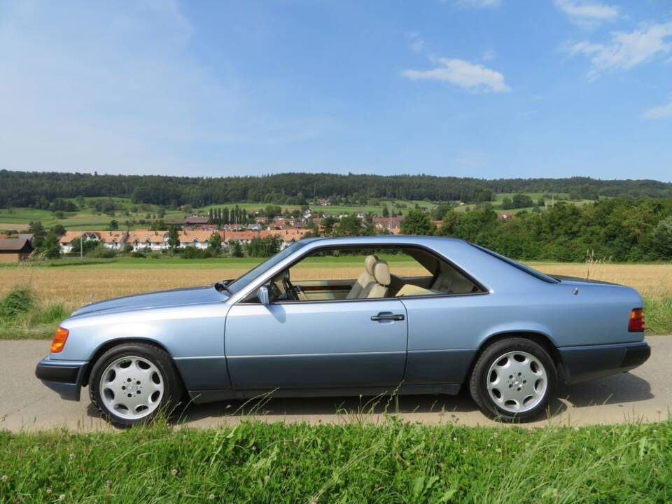Bild 1/12 von Mercedes-Benz 300 CE (1990)
