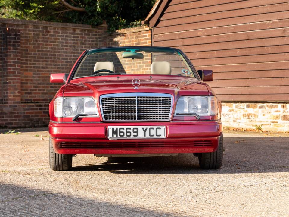 Bild 6/33 von Mercedes-Benz E 220 (1994)