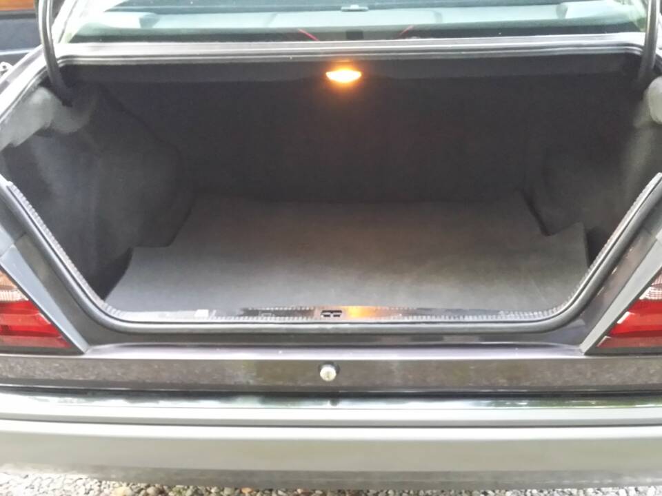 Geöffneter Kofferraum mit Blick auf den Laderaum