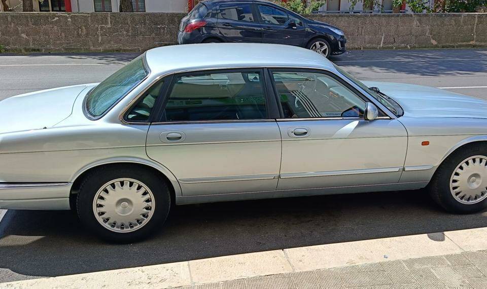 Image 25/33 of Jaguar XJ6 3.2 Executive (1995)