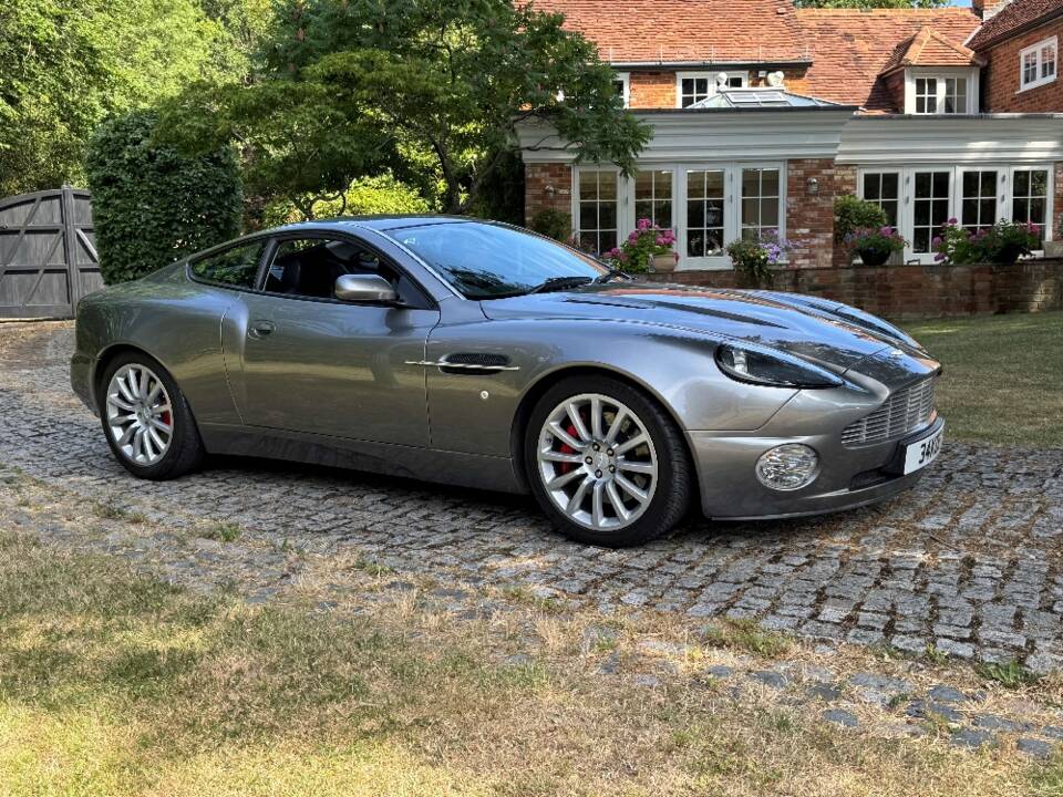 Image 6/40 of Aston Martin V12 Vanquish (2002)