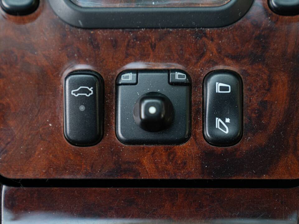 Image 32/50 of Mercedes-Benz E 430 (2000)