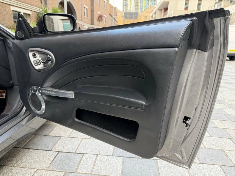 Image 44/49 of Aston Martin V12 Vanquish S (2005)