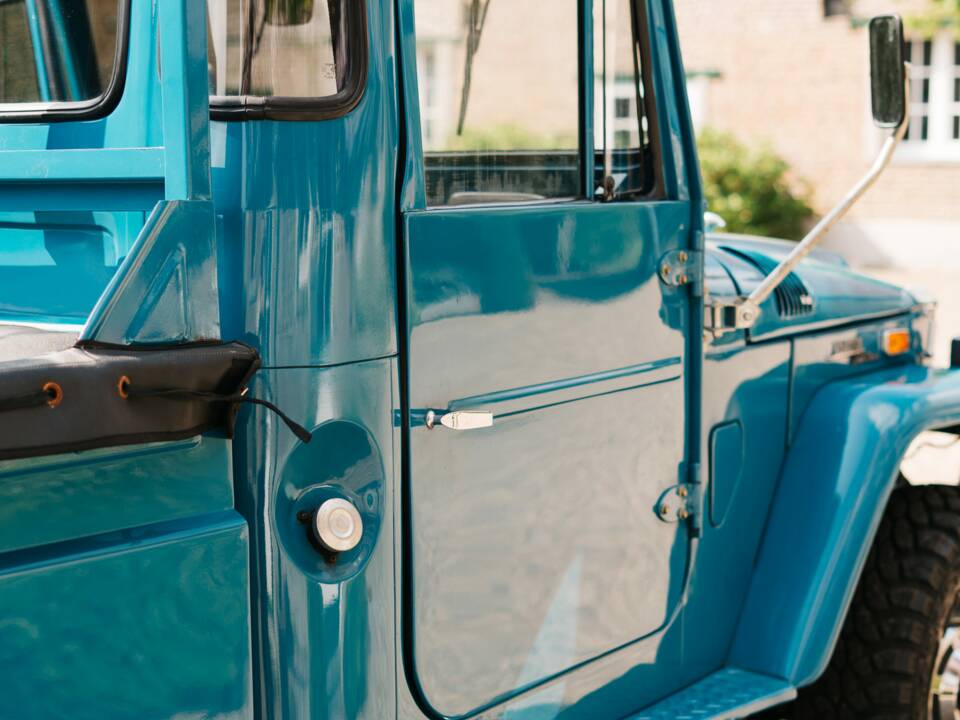 Image 20/27 of Toyota Land Cruiser FJ 45 (1976)