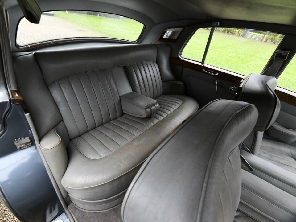 Image 26/50 of Bentley S 3 (1964)