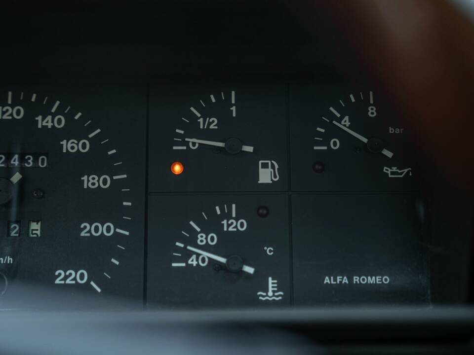 Immagine 49/50 di Alfa Romeo 75 2.0 Twin Spark (1989)