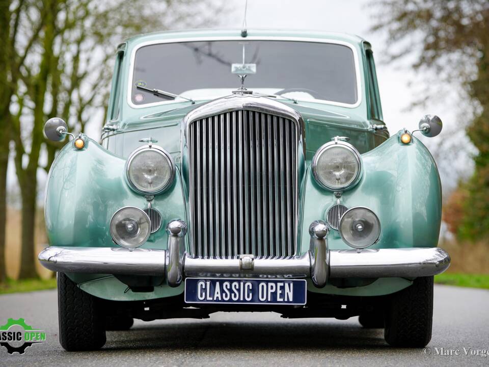 Image 2/46 of Bentley R-Type (1953)