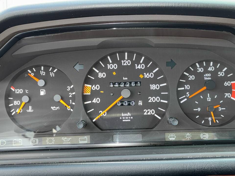 Immagine 11/33 di Mercedes-Benz 230 E (1992)