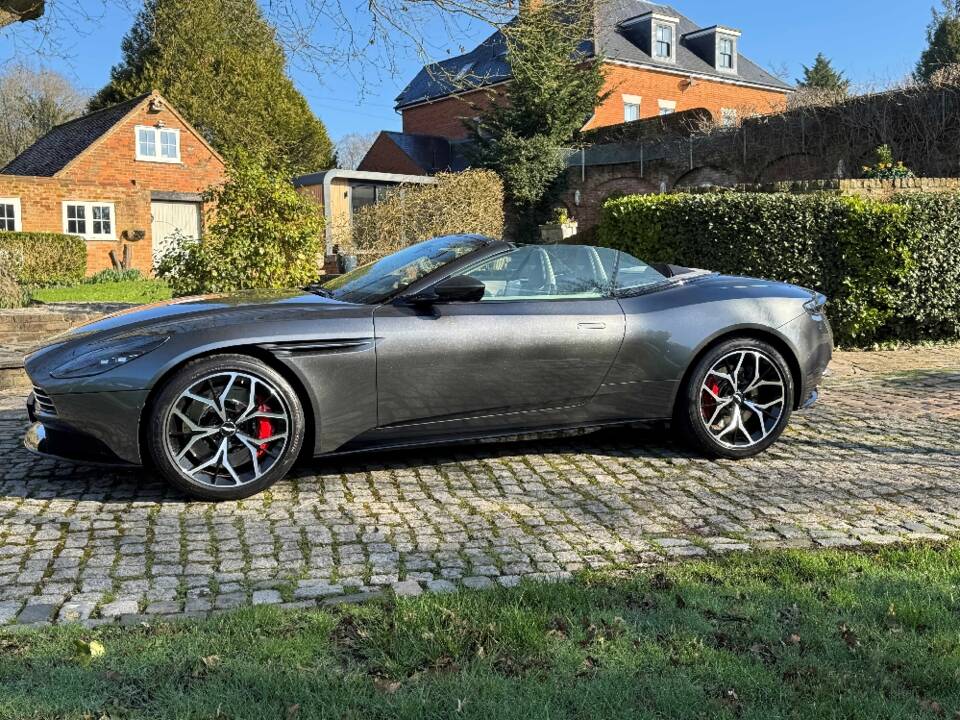 Image 5/40 de Aston Martin DB 11 Volante (2018)