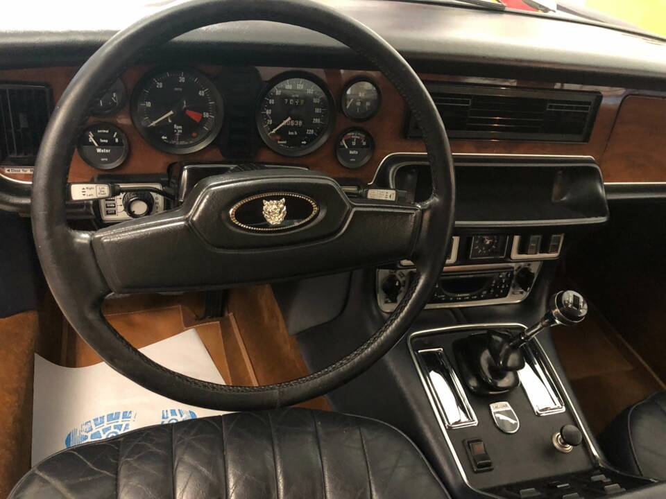Image 7/12 of Jaguar XJ 6 L 4.2 (1976)