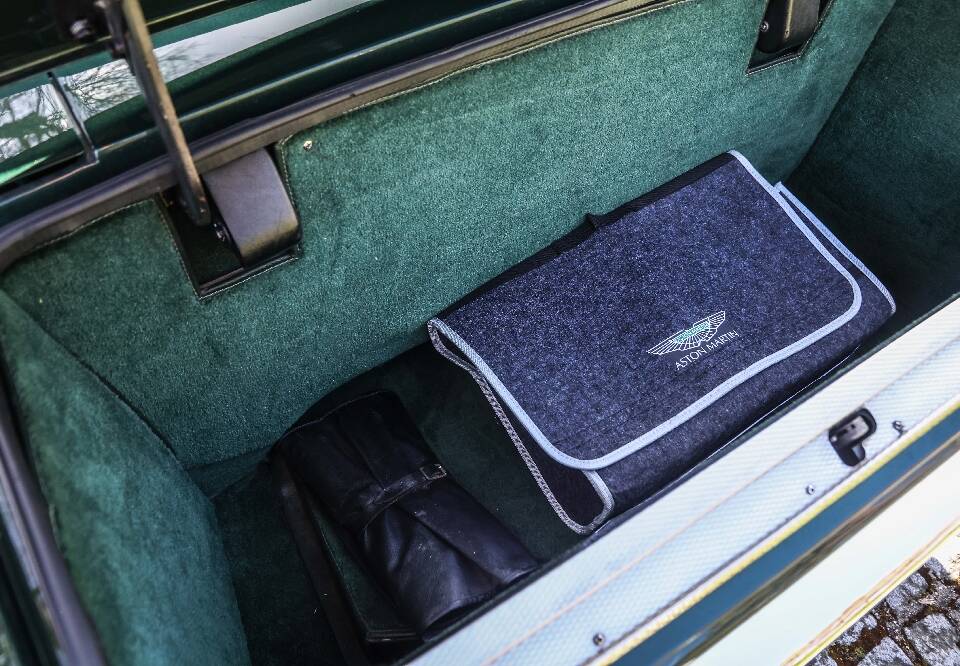 Image 29/30 of Aston Martin V8 EFi Volante (1989)