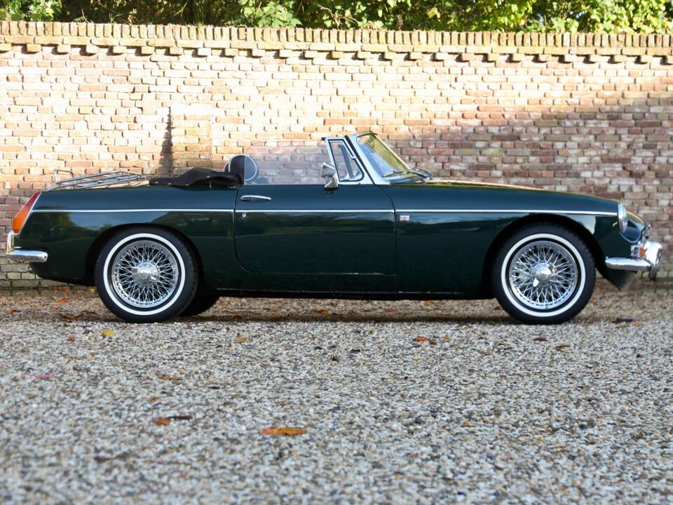 Image 47/50 of MG MGB (1974)