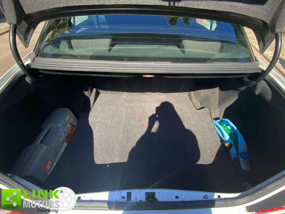 Image 42/48 of Mercedes-Benz E 200 (1991)