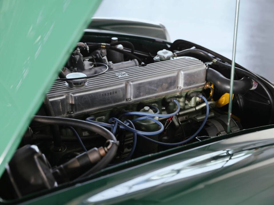 Image 30/41 of MG MGC (1969)