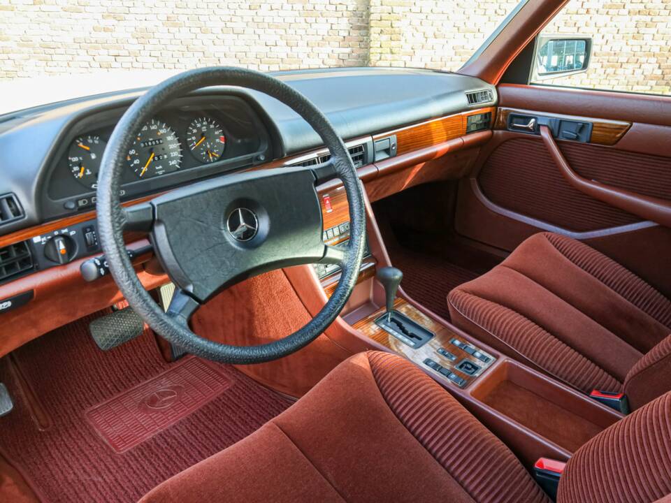 Image 33/50 de Mercedes-Benz 280 S (1988)