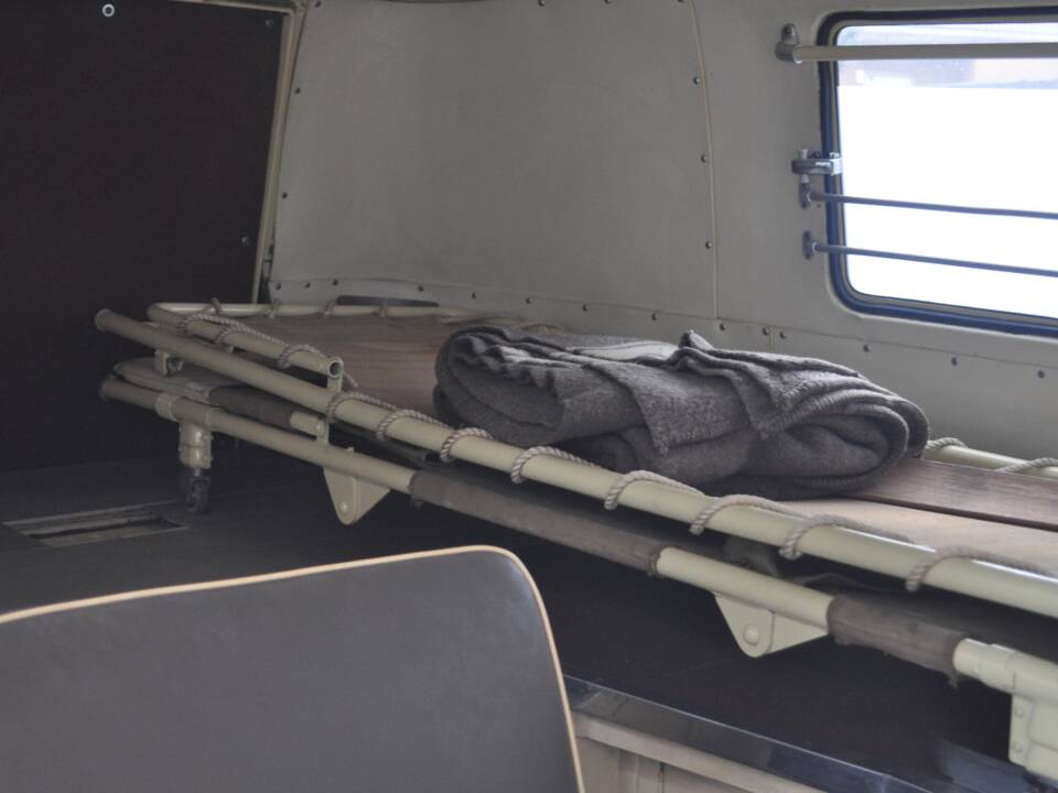 Image 17/31 of Volkswagen T1 minibus (1962)