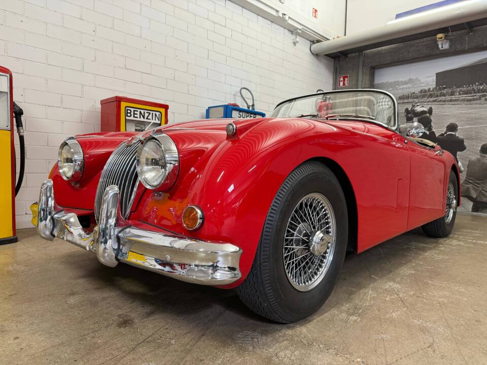 Image 2/17 of Jaguar XK 150 SE DHC (1958)
