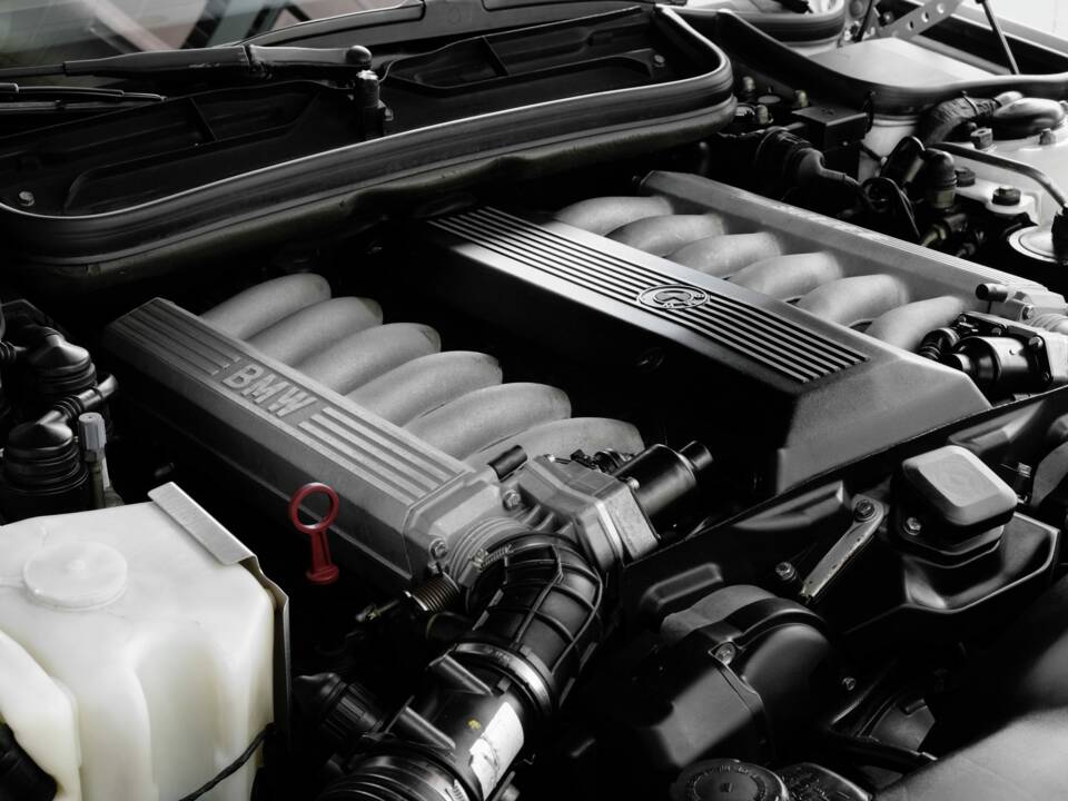 Bild 33/45 von BMW 850i (1990)