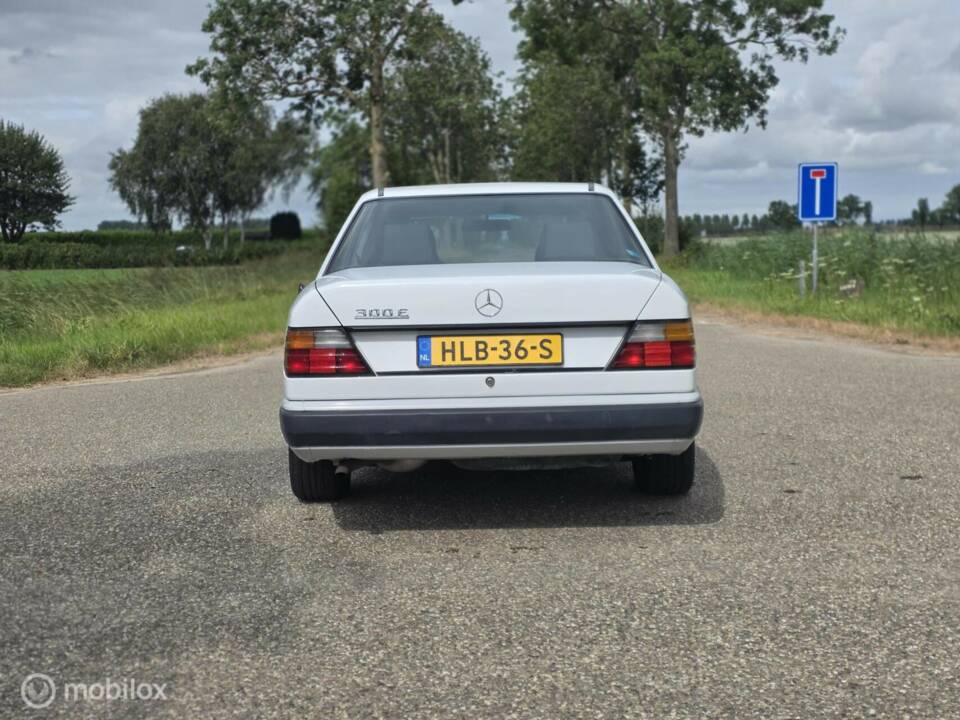 Afbeelding 8/42 van Mercedes-Benz 300 E (1986)
