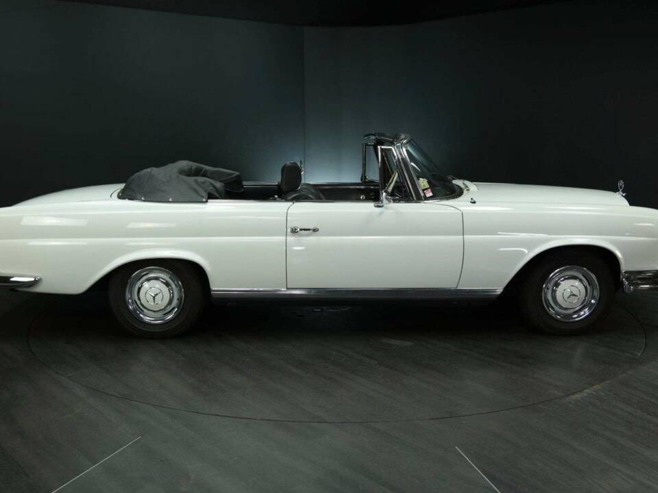 Image 7/30 of Mercedes-Benz 250 SE (1966)