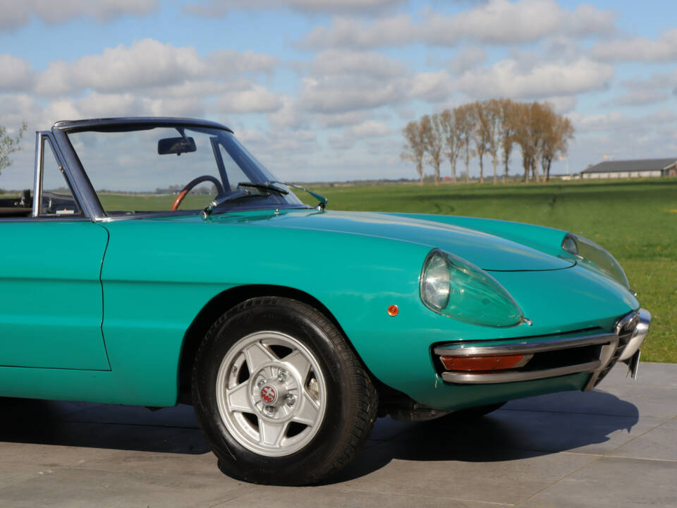 Image 45/50 of Alfa Romeo 1750 Spider Veloce (1969)