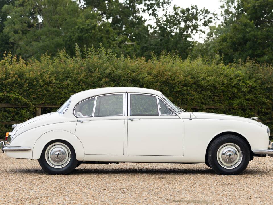 Image 2/50 of Jaguar Mk II 2.4 (1967)