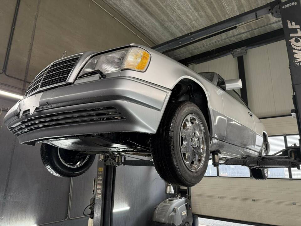 Bild 43/50 von Mercedes-Benz E 320 (1995)