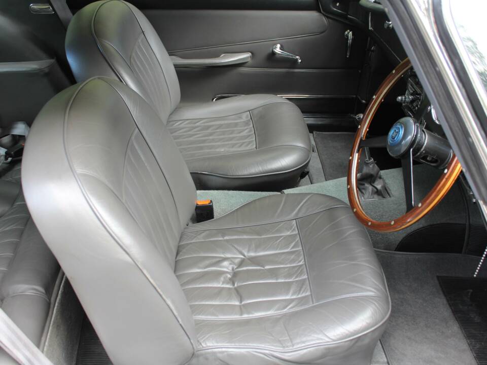 Image 9/19 of Aston Martin DB 4 (1961)