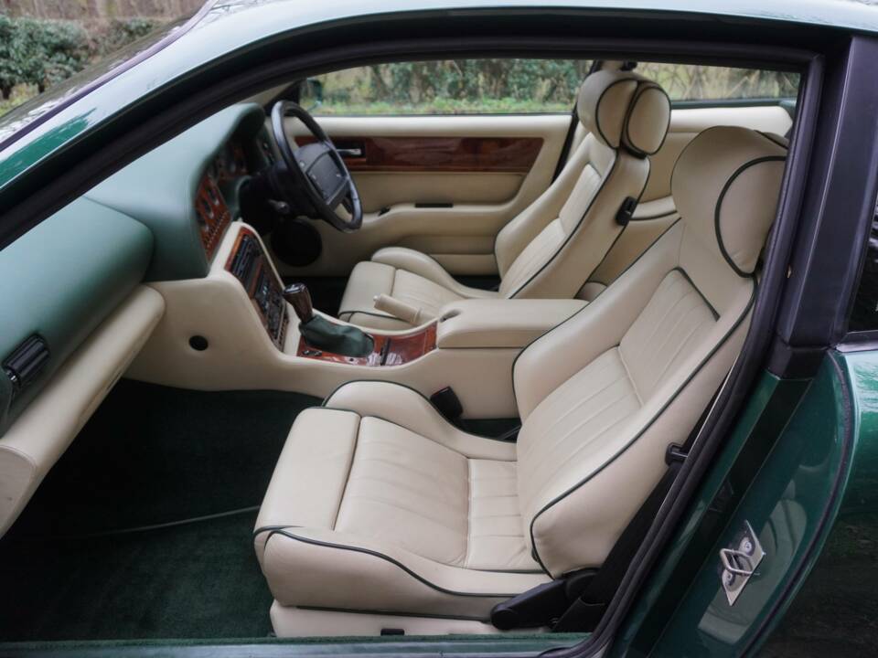Image 12/19 of Aston Martin V8 Coupé (1996)