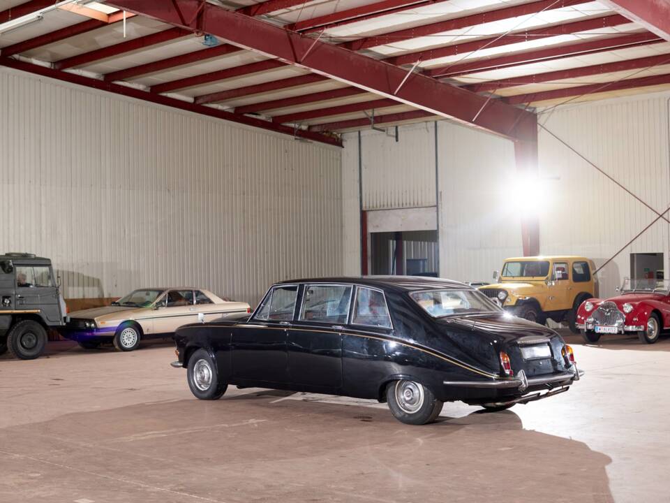 Image 13/70 of Daimler DS 420 (1976)